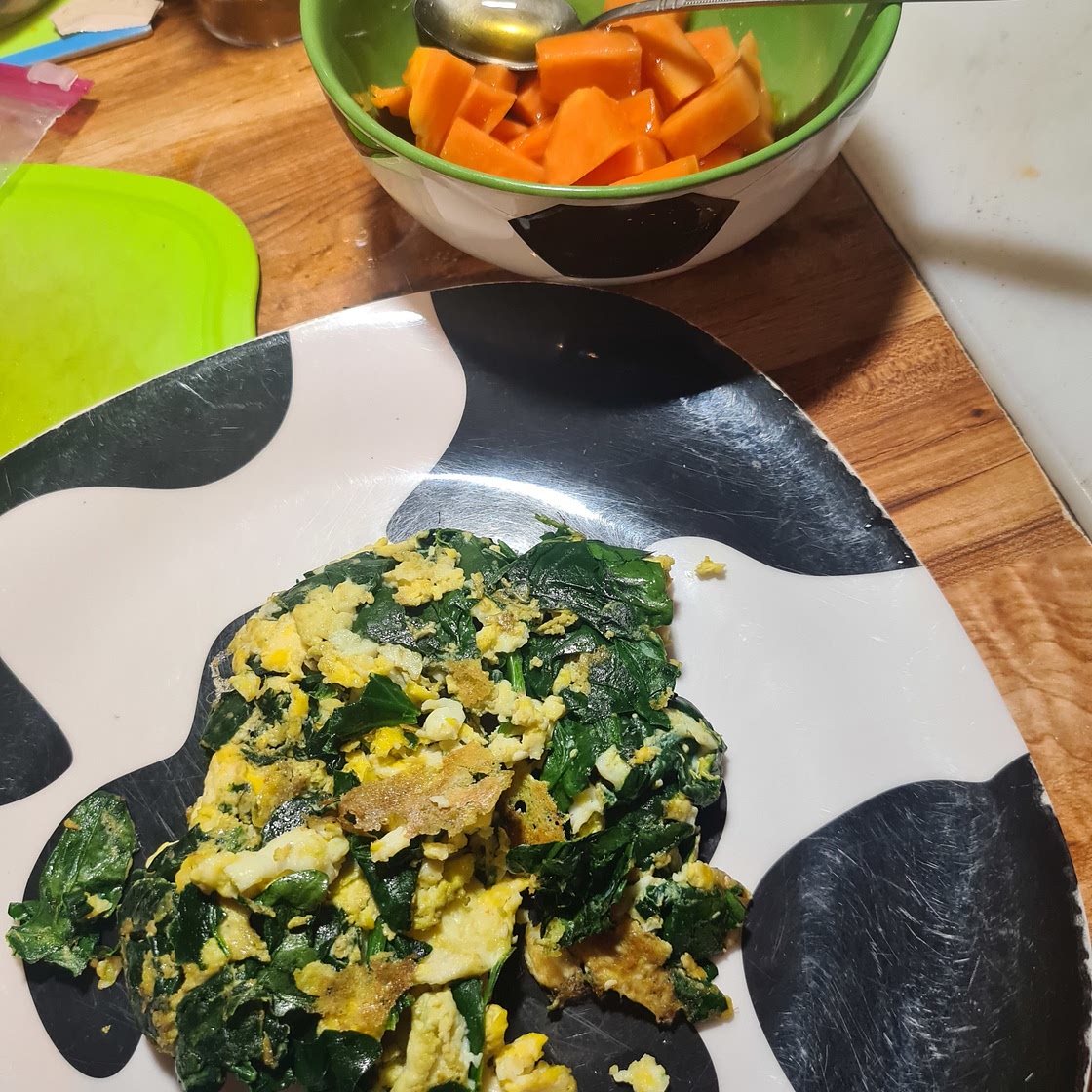 Huevo con espinaca + fruta