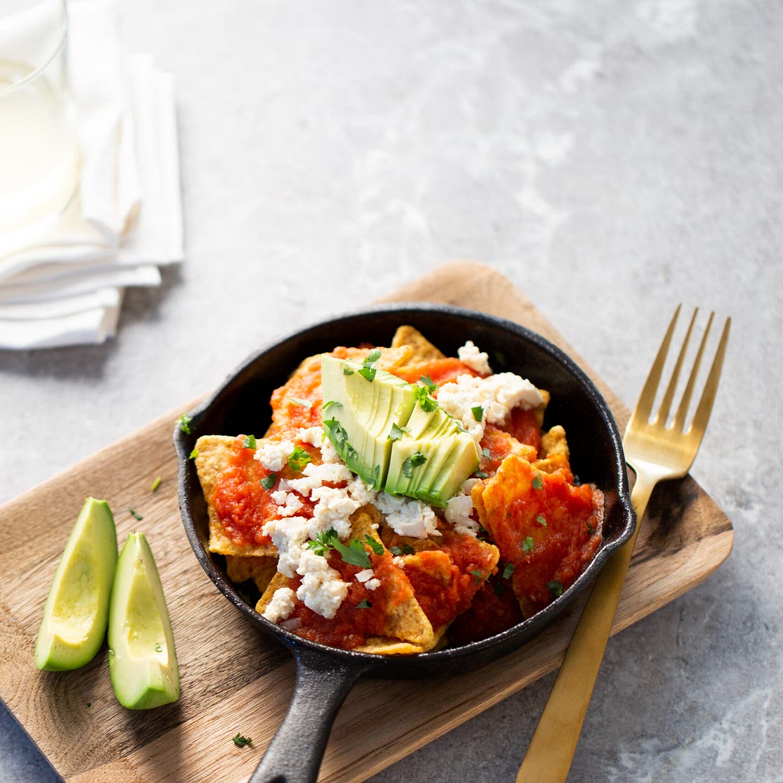 Chilaquiles veganos con salsa roja
