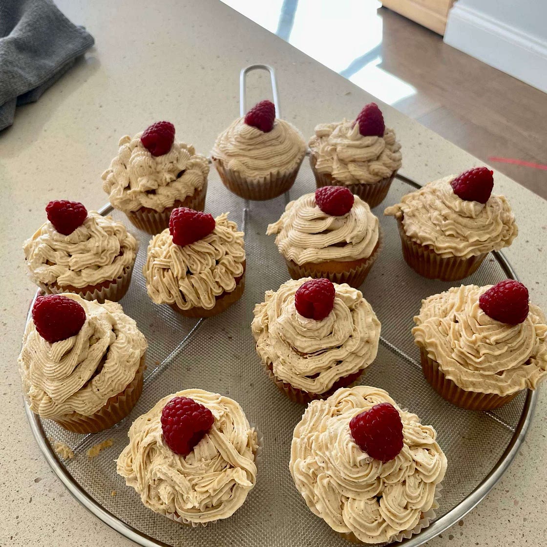 PEANUT BUTTER & JELLY CUPCAKES 🧁