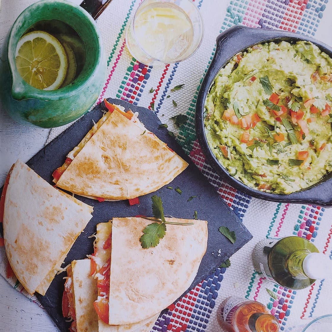 Quesadillas aux tomates, poivrons et guacamole épicé