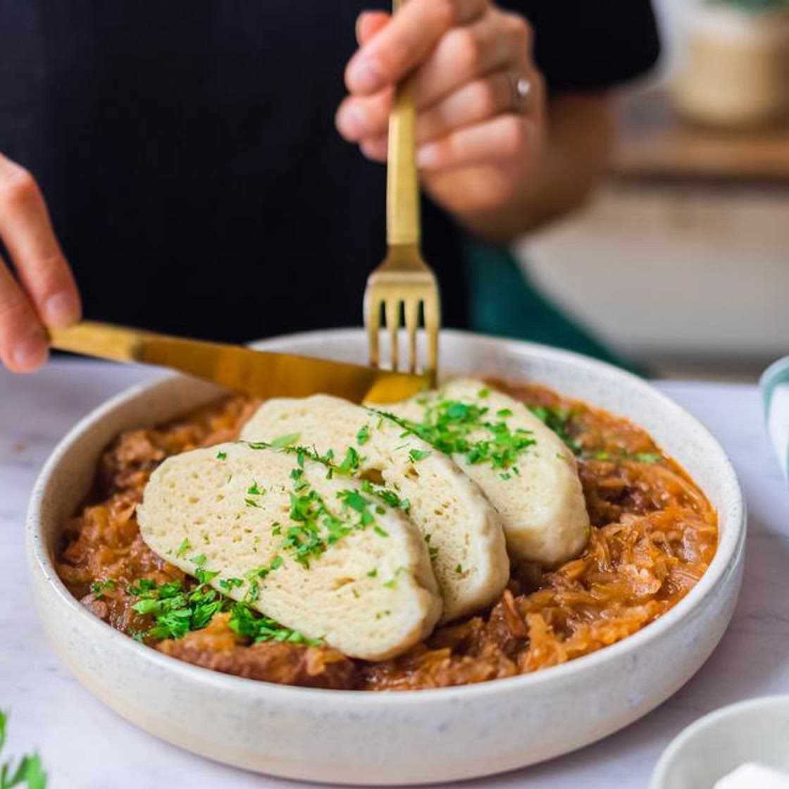 Vegane Böhmische Knödel mit Szegediner Gulasch