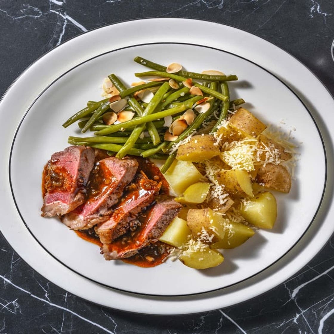 Edles Rinderfilet mit Buschbohnen und Mandeln dazu dunkle Schalotten-Balsamico-Soße
