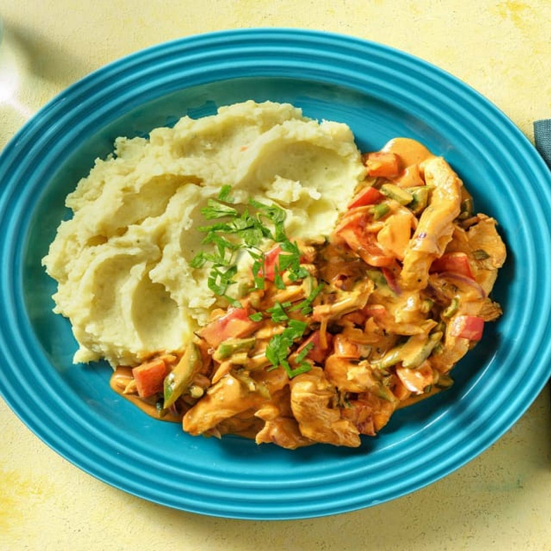 Buntes Hähnchen-Gulasch mit Paprika-Bohnen-Gemüse und Kartoffelpüree