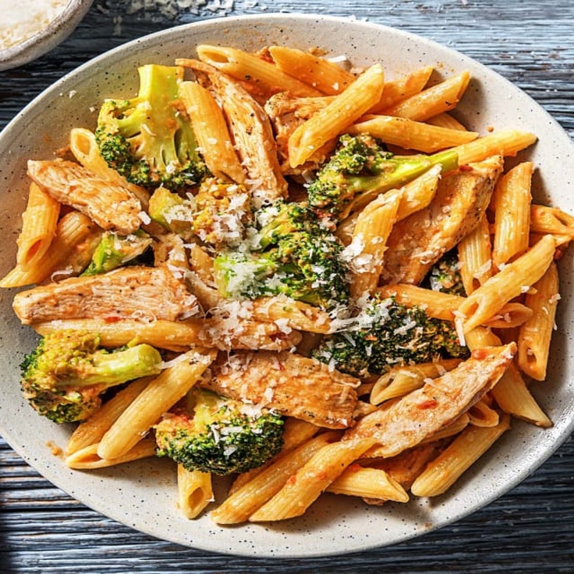 Penne mit Hähnchen und Brokkoli in Tomaten-Sahne-Soße
