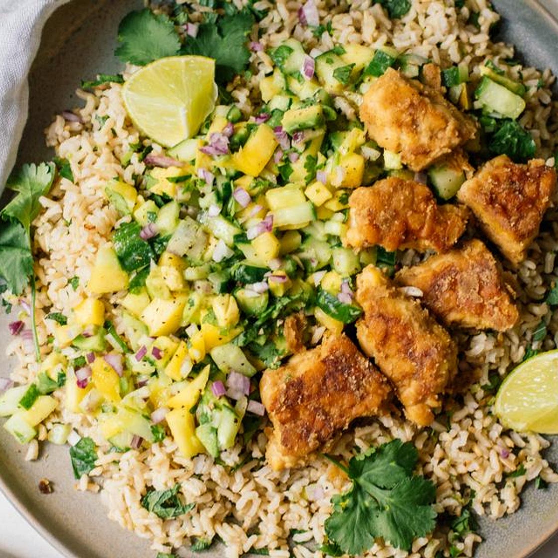 Limetten-Reis mit Tempeh und Mango-Avocado-Salsa