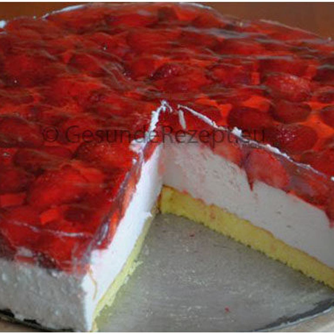 Erdbeerkuchen mit Paradiescreme/ Schmand und frischer Sahne