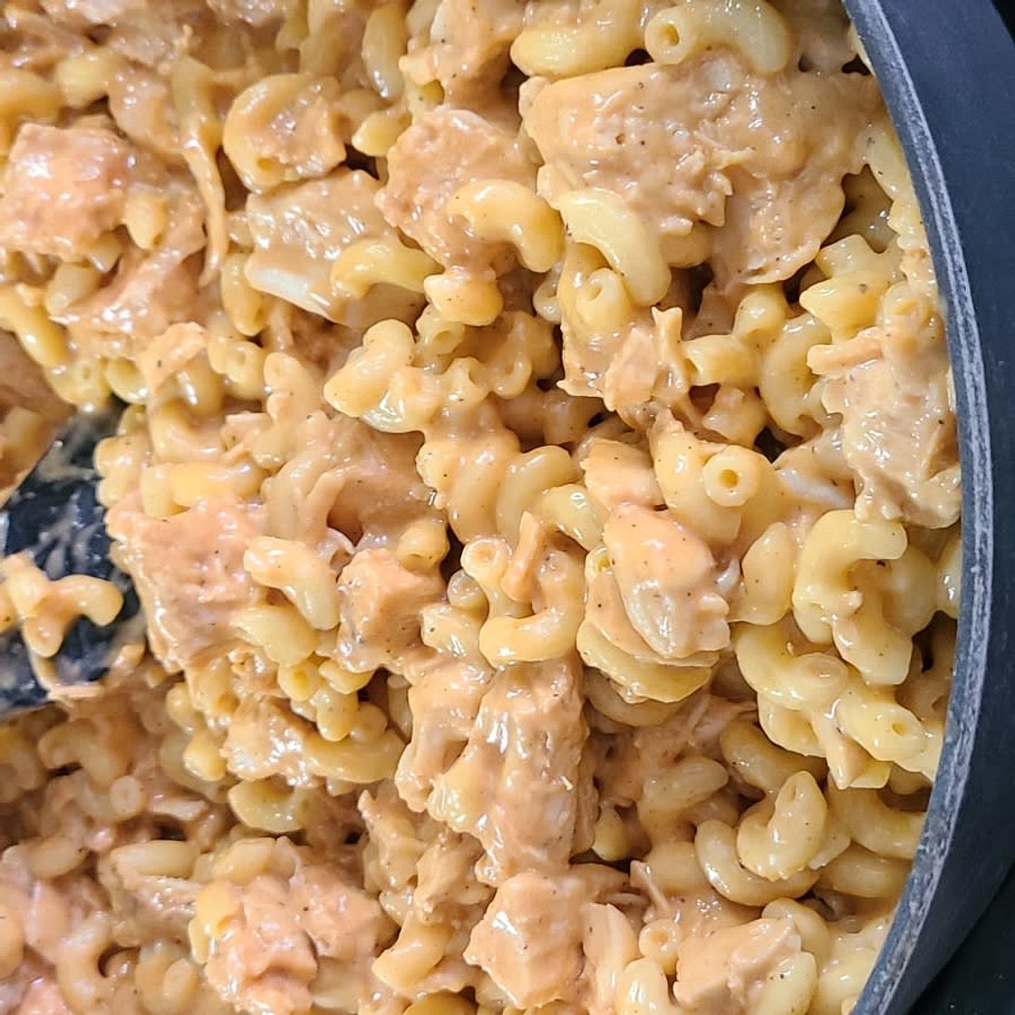 One-Pot Barbecue Chicken Mac and Cheese