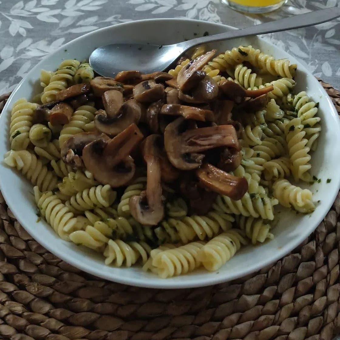 Pesto pasta with mushrooms