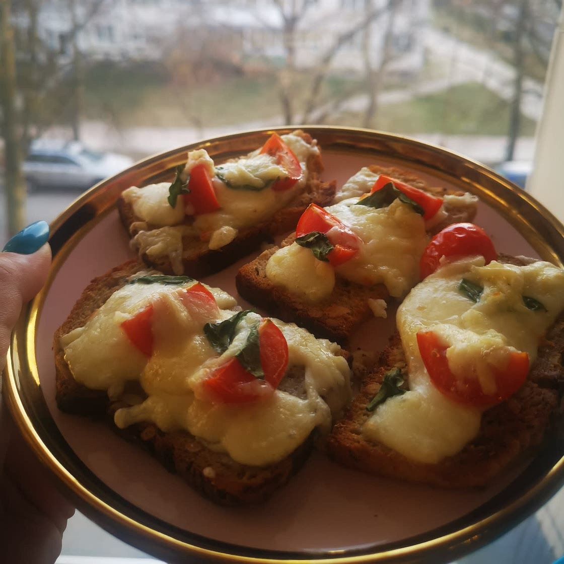 Fried bread with mozzarella and tomato.