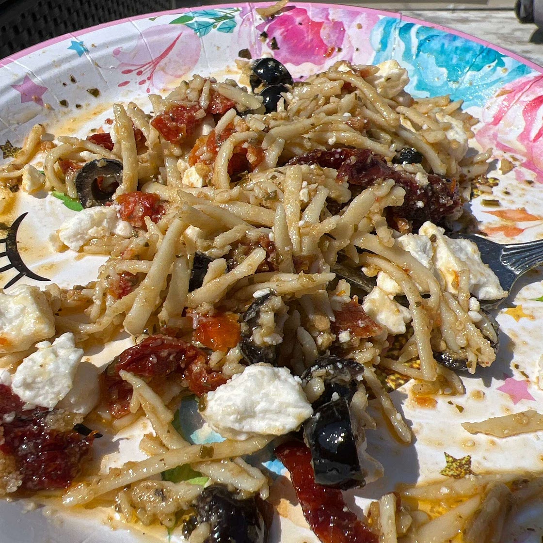 Linguini with sun-dried tomatoes, feta and olives