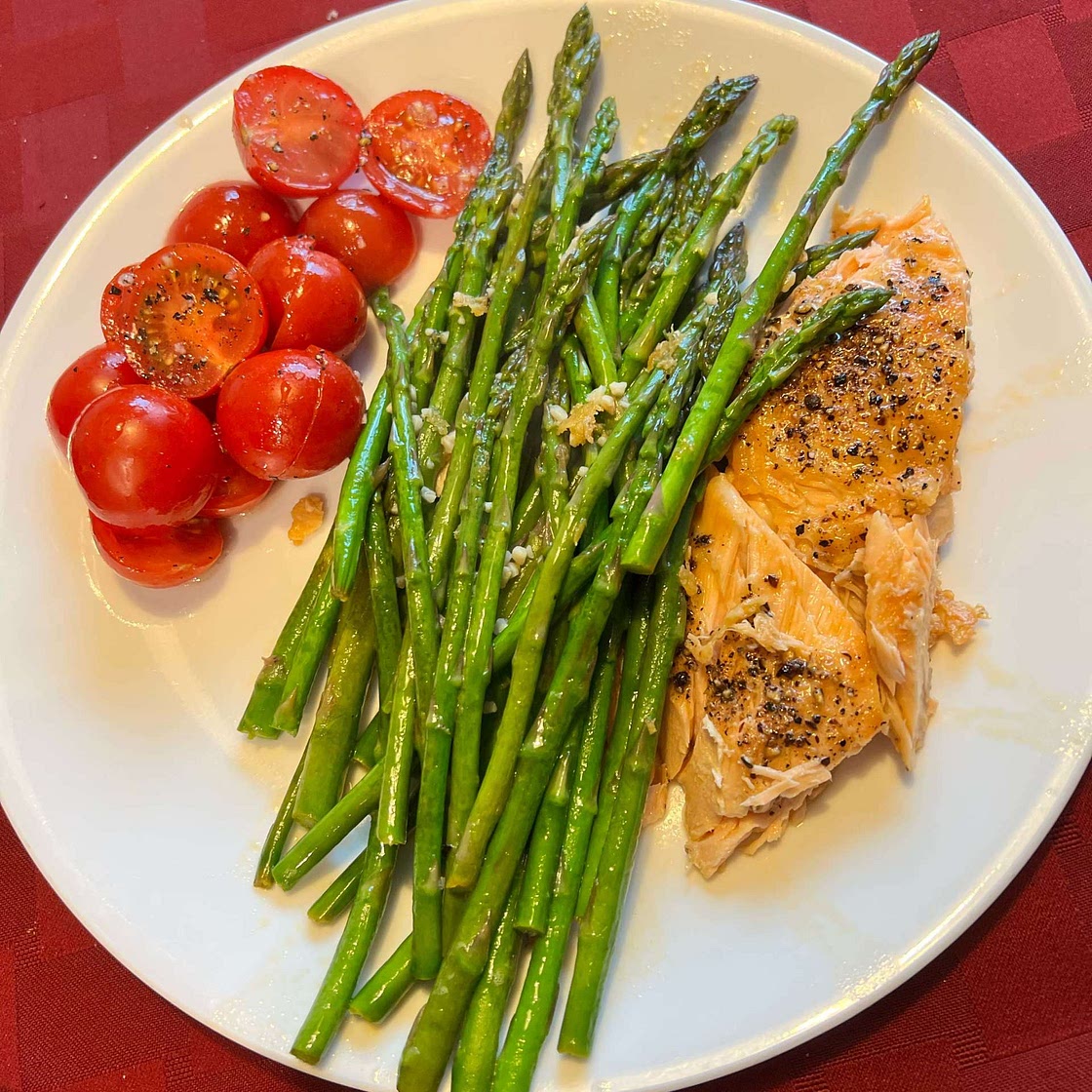 15-Minute Meal-Prep Salmon and Asparagus in Garlic Lemon Butter Sauce
