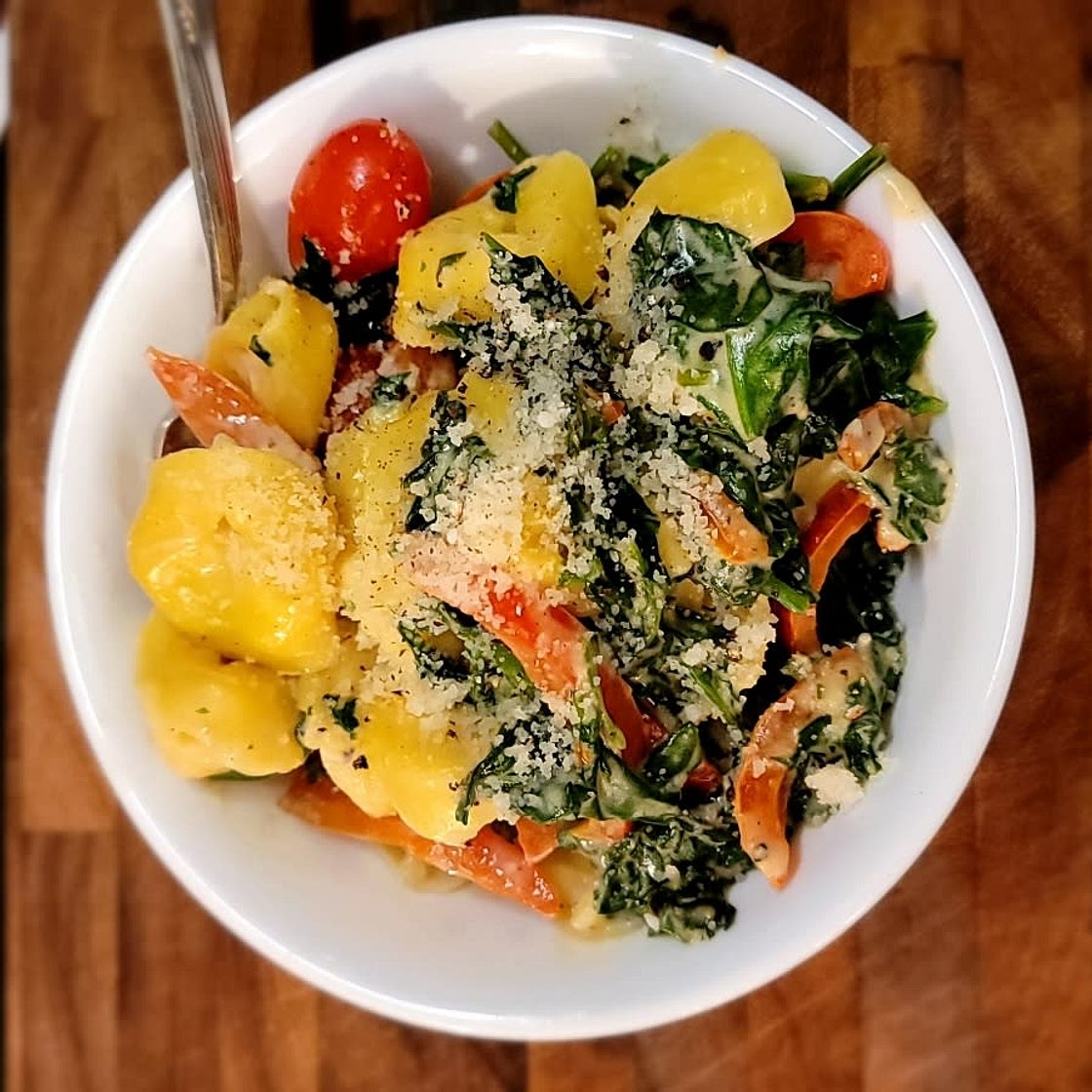 Tomato Parmesan Tortellini with spinach and red bell pepper