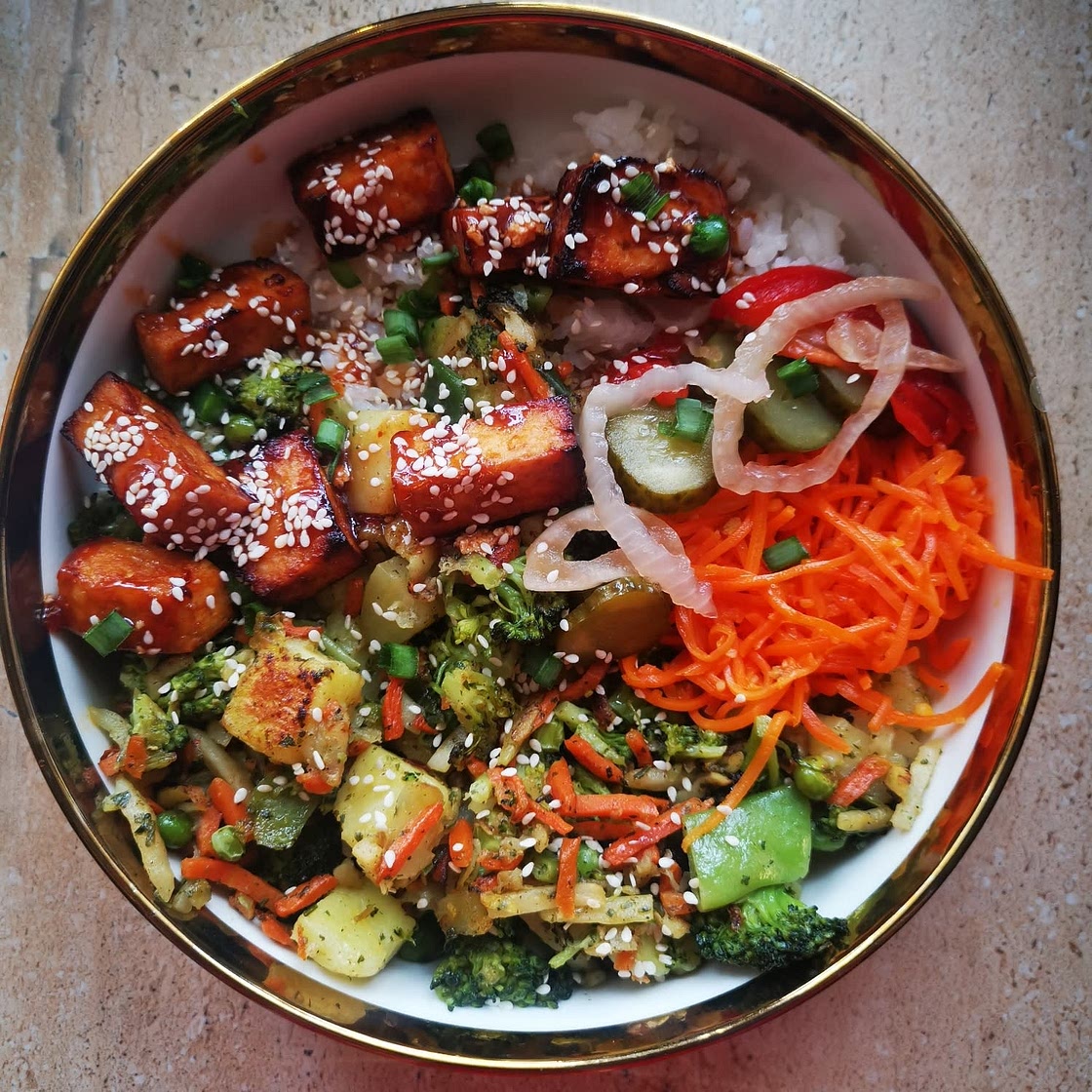 Spicy Sriracha Tofu Rice Bowls