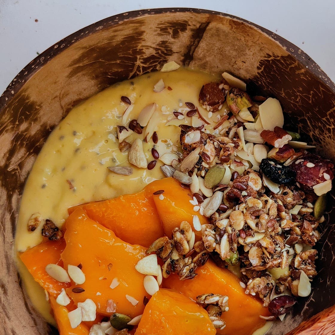Mango smoothie bowl