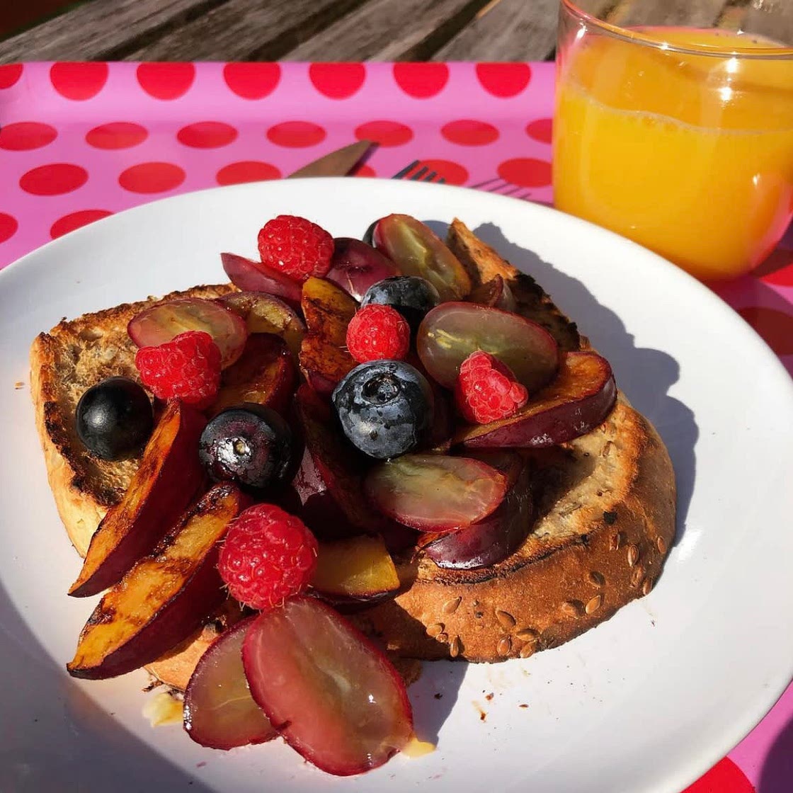 Grilled fruit on toast 