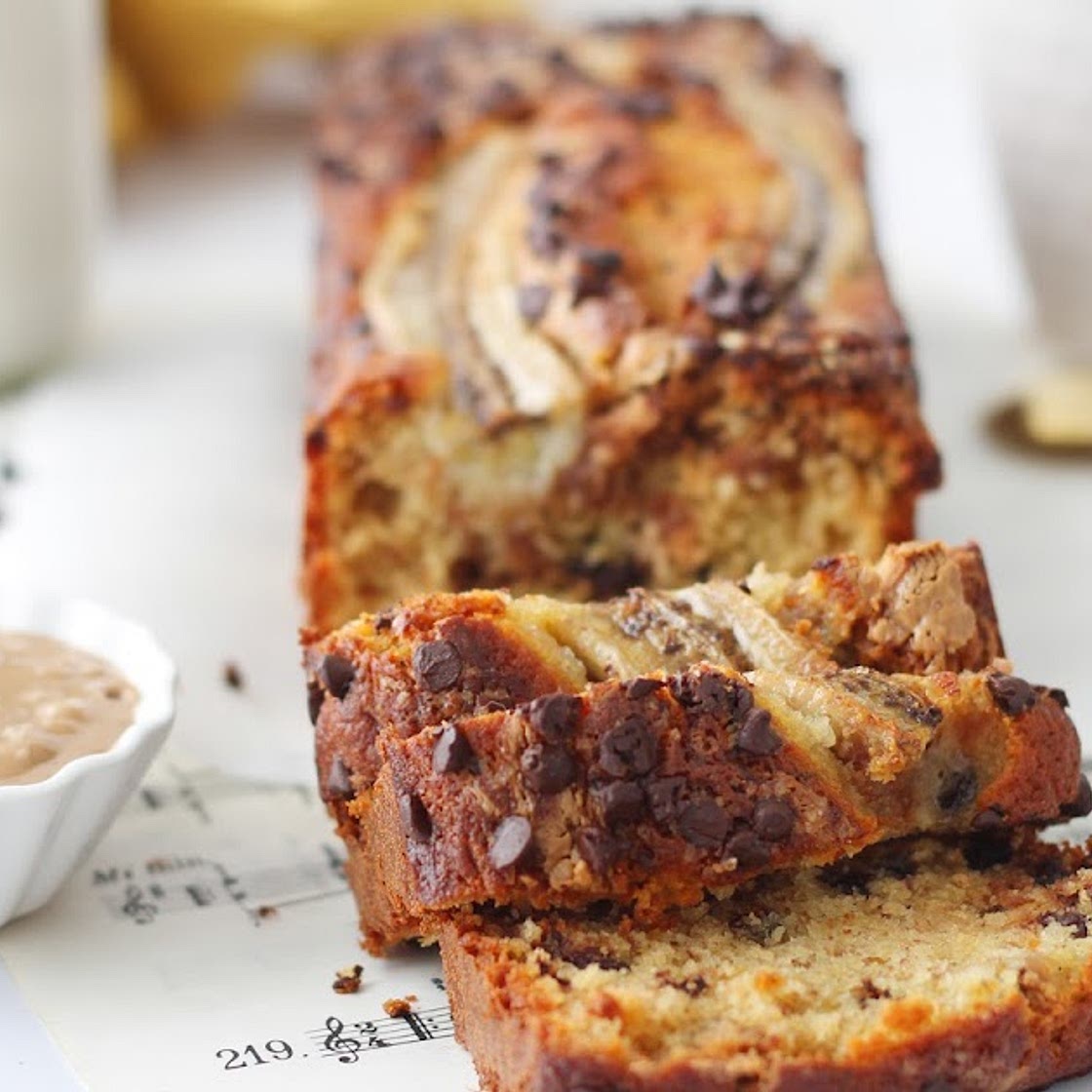 Banana bread con burro di arachidi e cioccolato