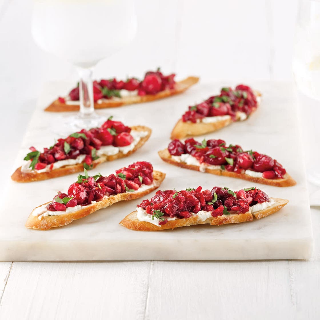 Tartine au chèvre fouetté, grenade et romarin