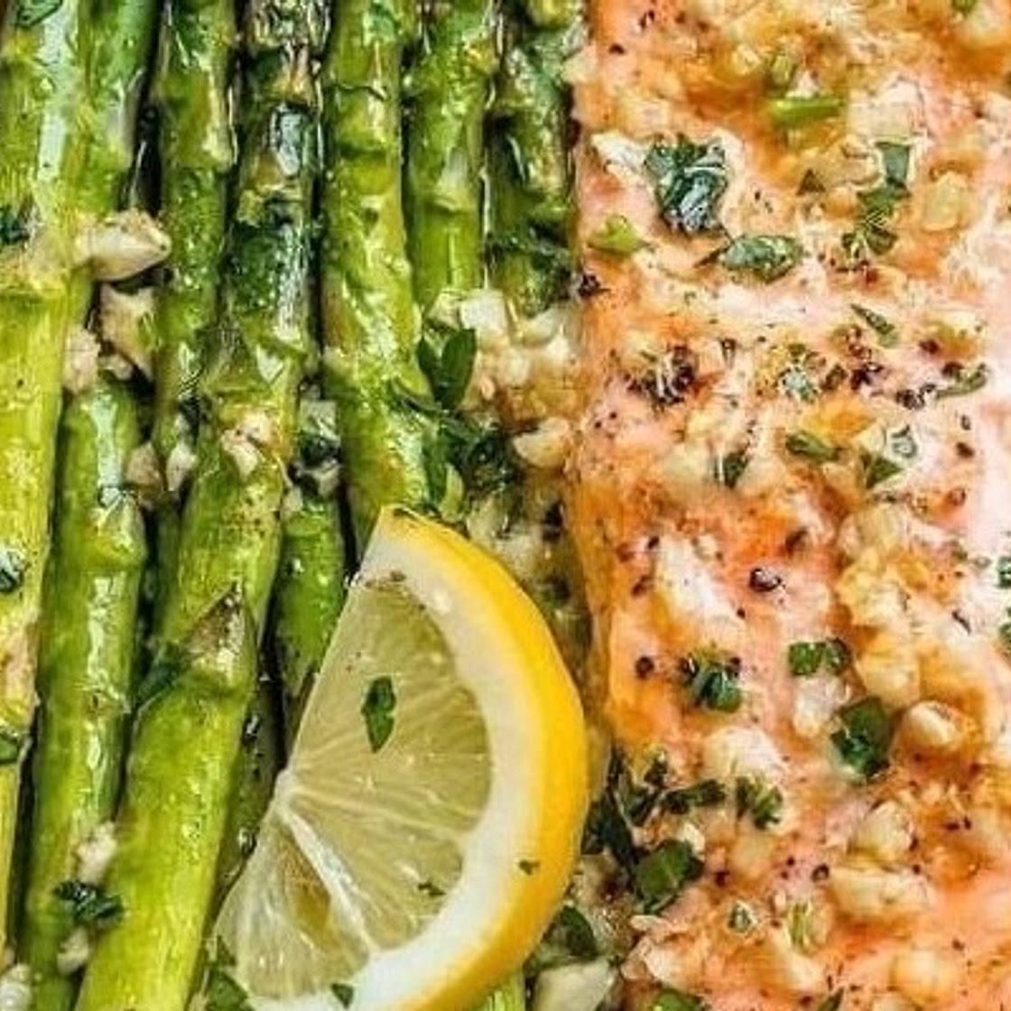 Baked Salmon in Foil with Asparagus and Garlic Lemon Butter Sauce !! - whyrecipenow