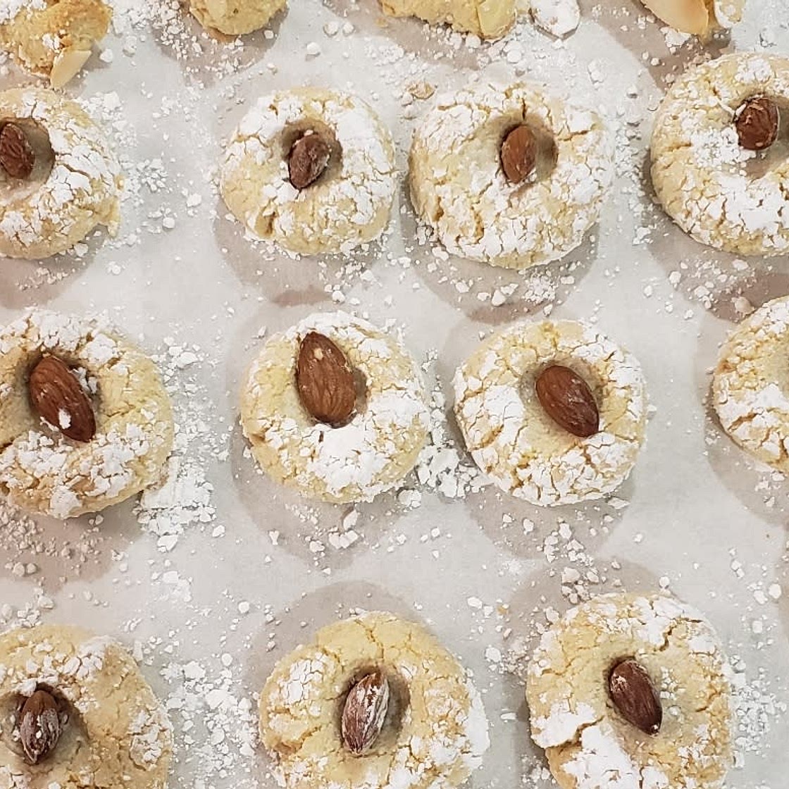 4 Ingredient Amaretti cookies — without the Amaretto but just as good. Possibly one of my favourite cookie recipe in the world. I love it more than a chocolate chip, more than oatmeal cookies, more than gingerbread cookies and more than sugar cookies. They