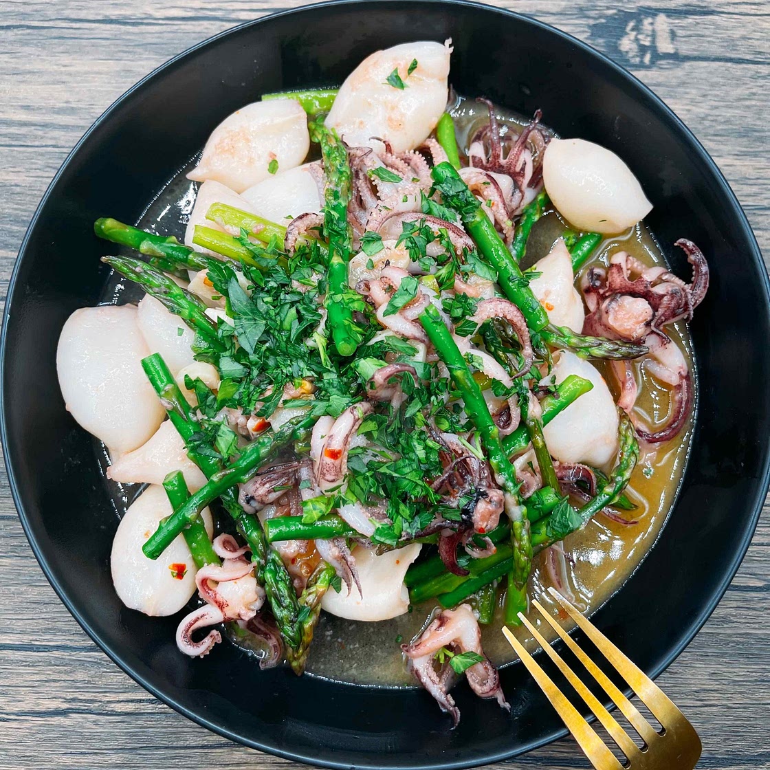 Garlic Calamari with Asparagus 