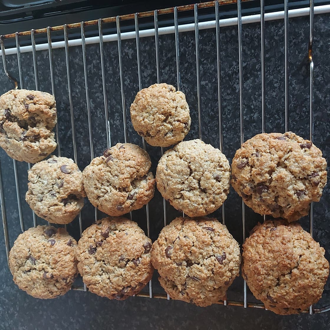 Delicious & Easy Oatmeal-Chocolate Chip Cookies