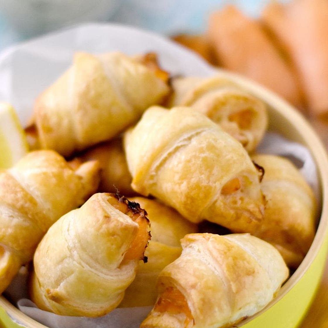 Petits croissants au saumon fumé (toast apéritif)