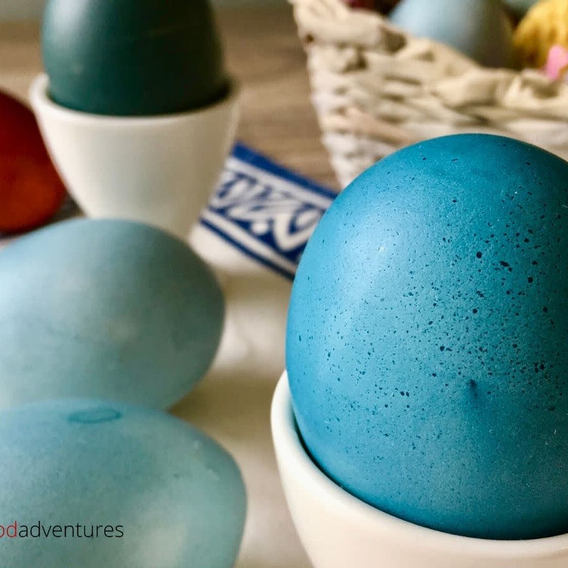 EASTER EGGS WITH RED CABBAGE