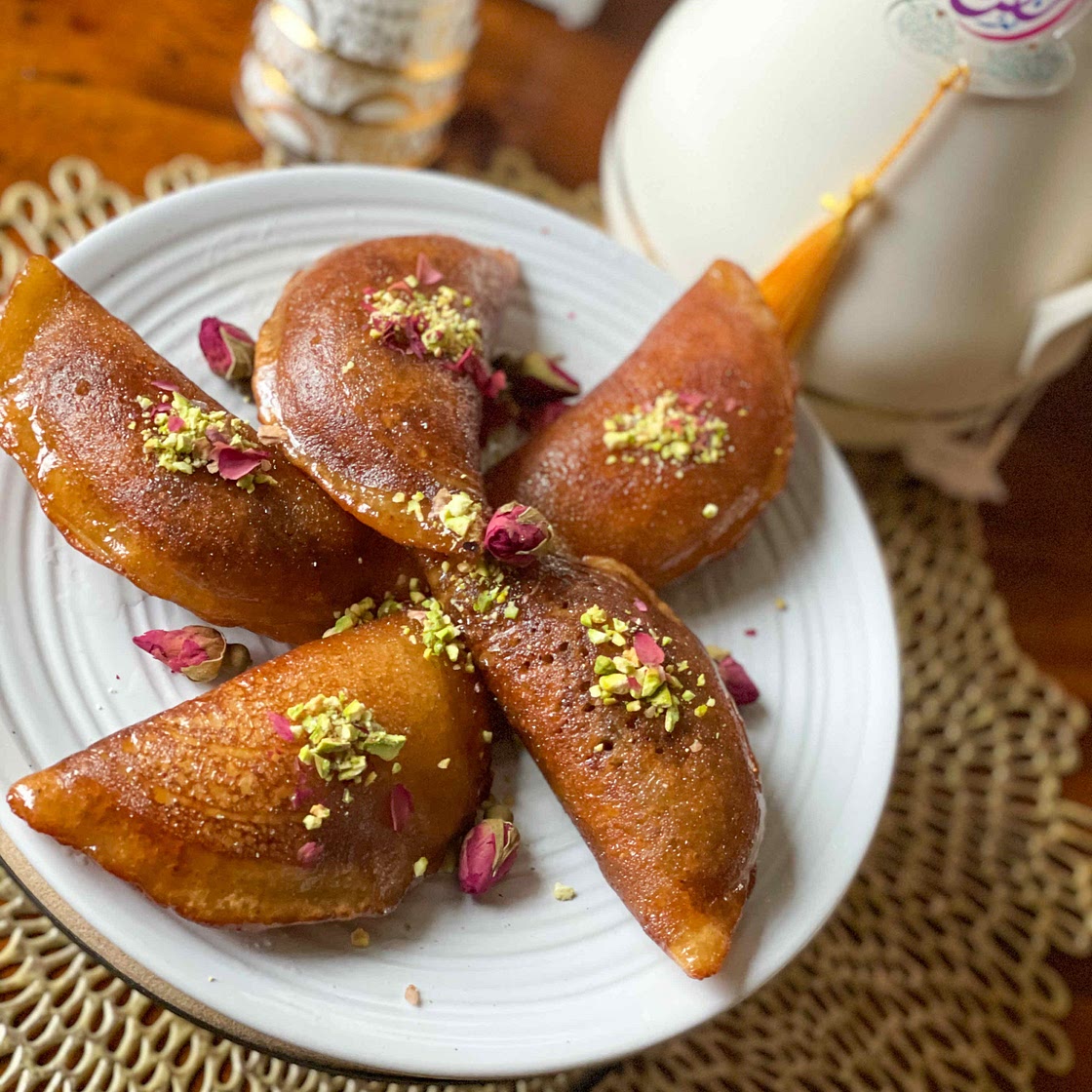 Walnuts and cheese filled dessert 