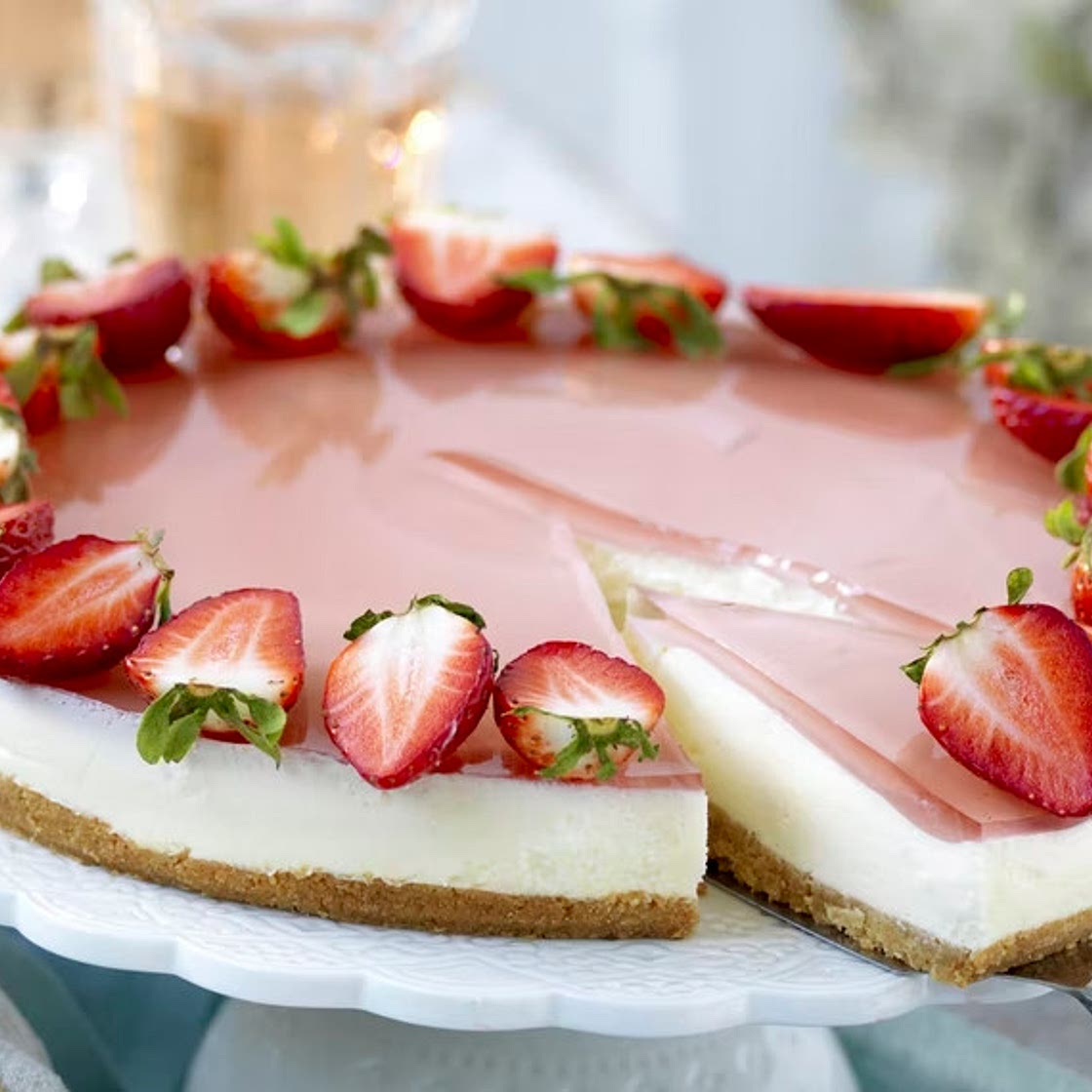 Cheesecake with rosé jelly
