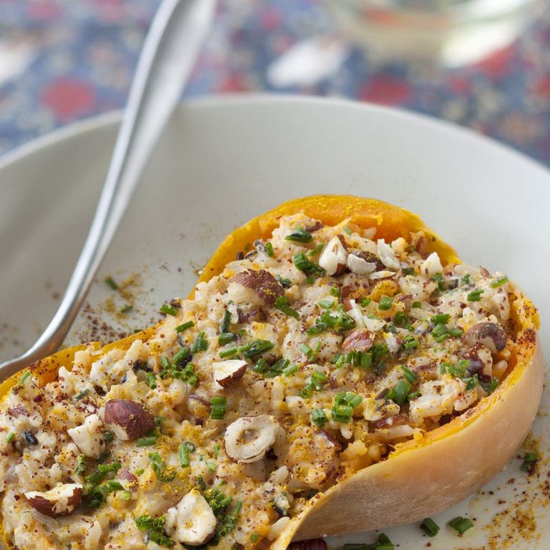 Courge butternut farcie au riz et aux noisettes    Étape 1     courge      Cuire les courges à la vapeur douce ou à l'eau pendan