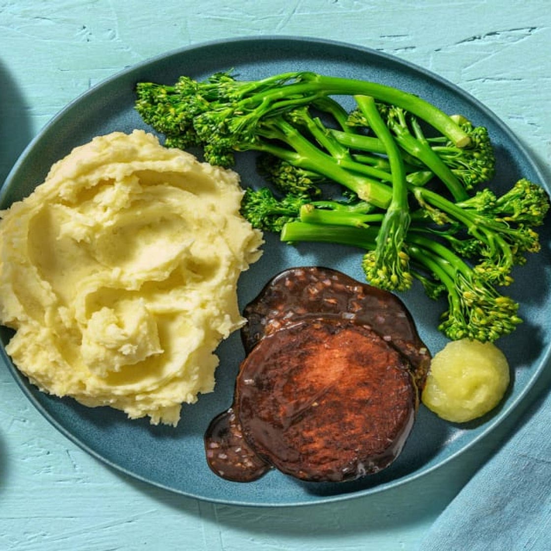 Vegane Bouletten in Pflaumensoße, dazu Apfelkompott Bei diesem Gericht wird 50% weniger CO2e durch Zutaten & Transport verursacht als bei einem durchschnittlichen HelloFresh Rezept