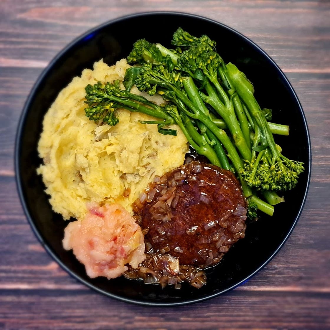 Vegane Bouletten in Pflaumensoße, dazu Apfelkompott Bei diesem Gericht wird 50% weniger CO2e durch Zutaten & Transport verursacht als bei einem durchschnittlichen HelloFresh Rezept