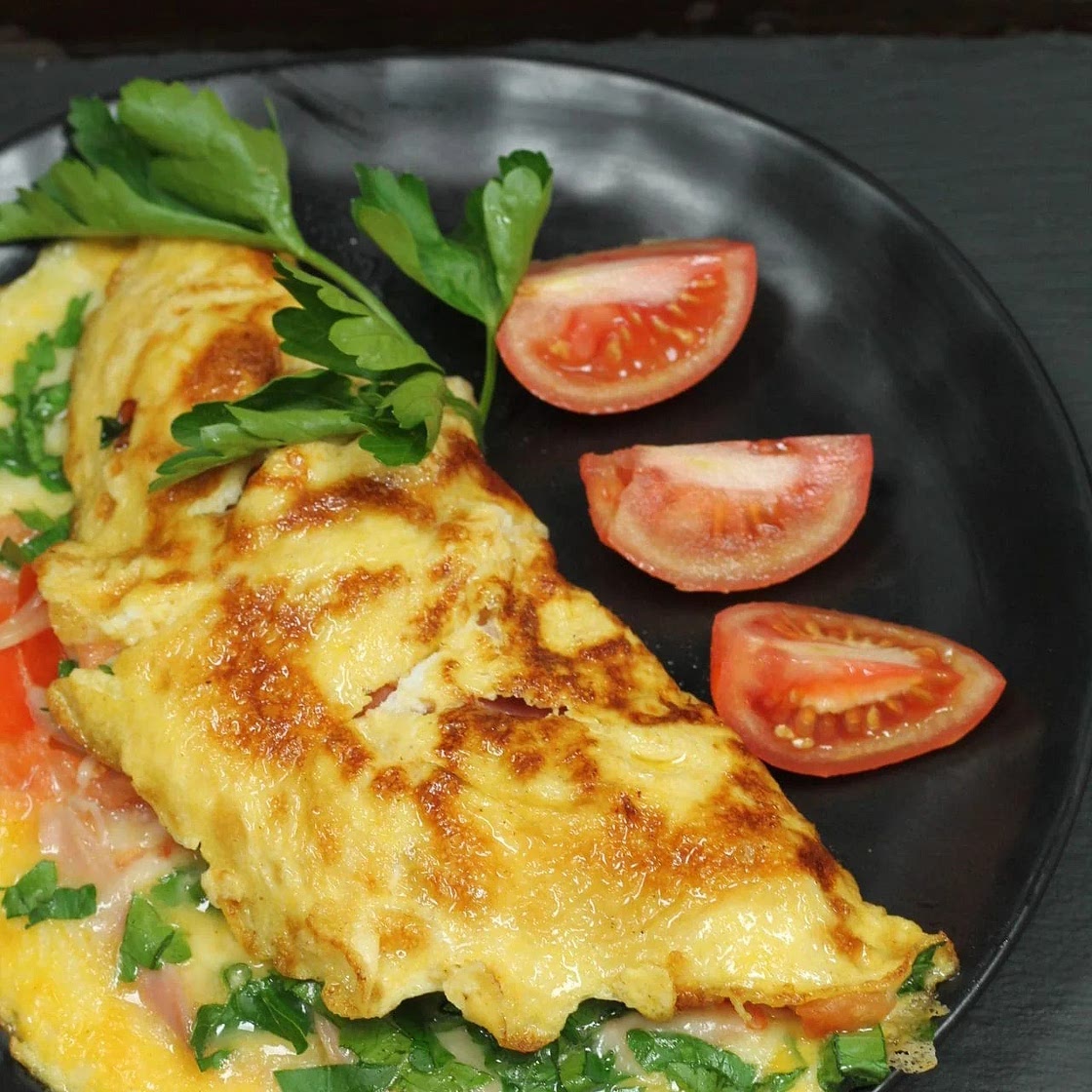 Omelette mit Schinken, Käse und Tomaten