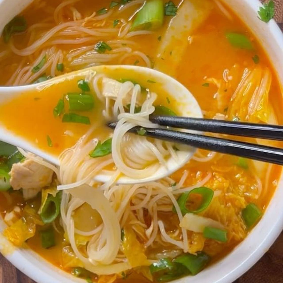 Something about breaking your fast with a warm and satisfying bowl of soup 🍲 and its even better when that soup hits all those sweet, savoury and spicy notes. This Thai red curry coconut chicken noodle soup will satisfy every soup craving and more 🙌🏼 oh