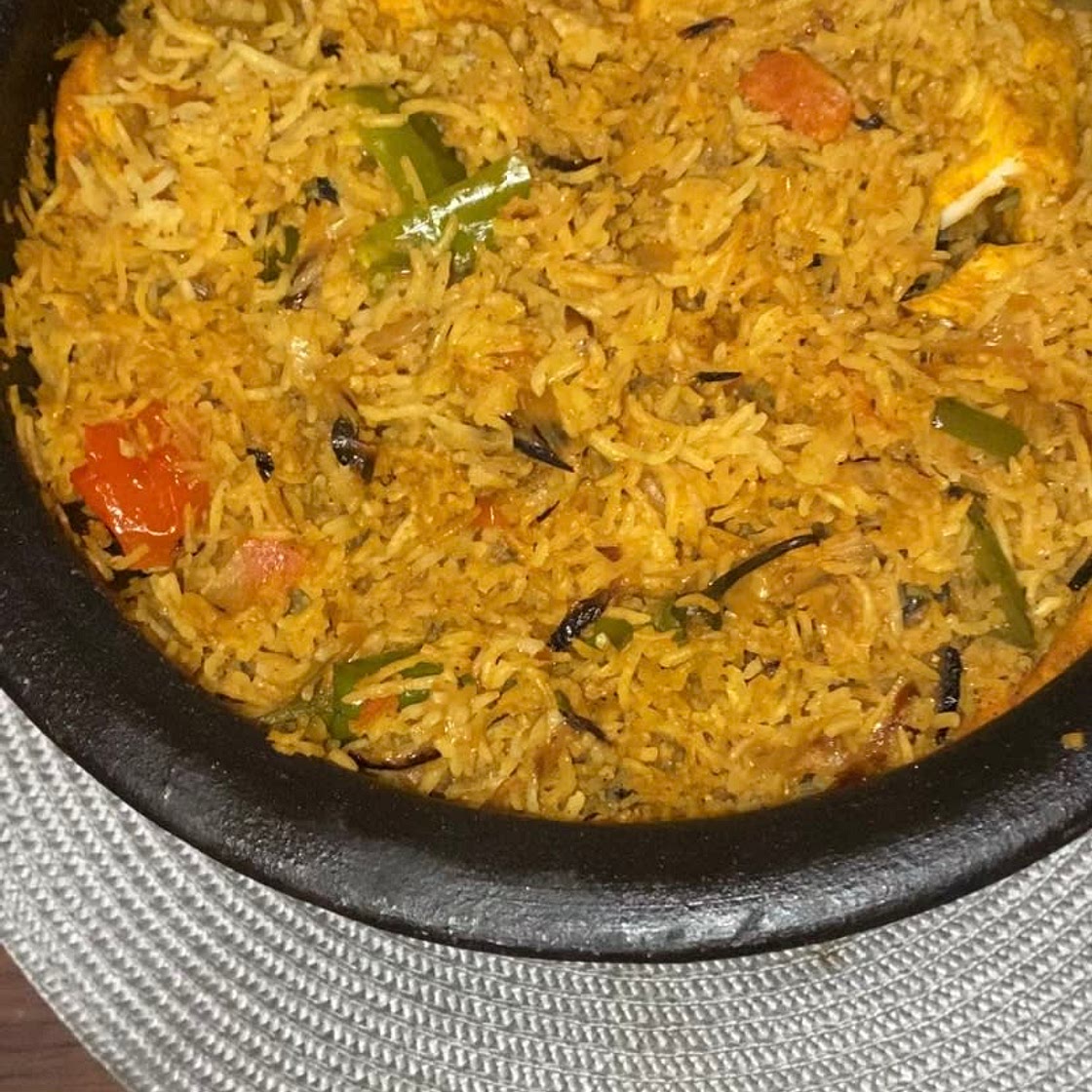 Chicken and rice in a clay pot (Kabsa)