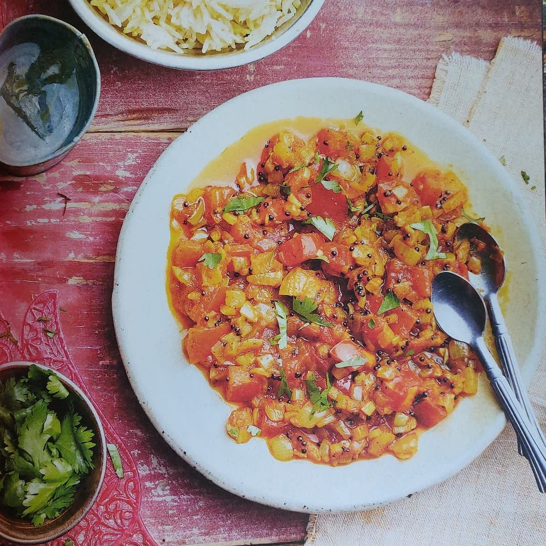 Curry de tomates, oignons nouveaux et riz basmati au curcuma