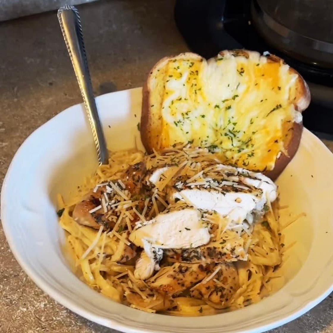 Chicken Alfredo & Cheesy Garlic Toast