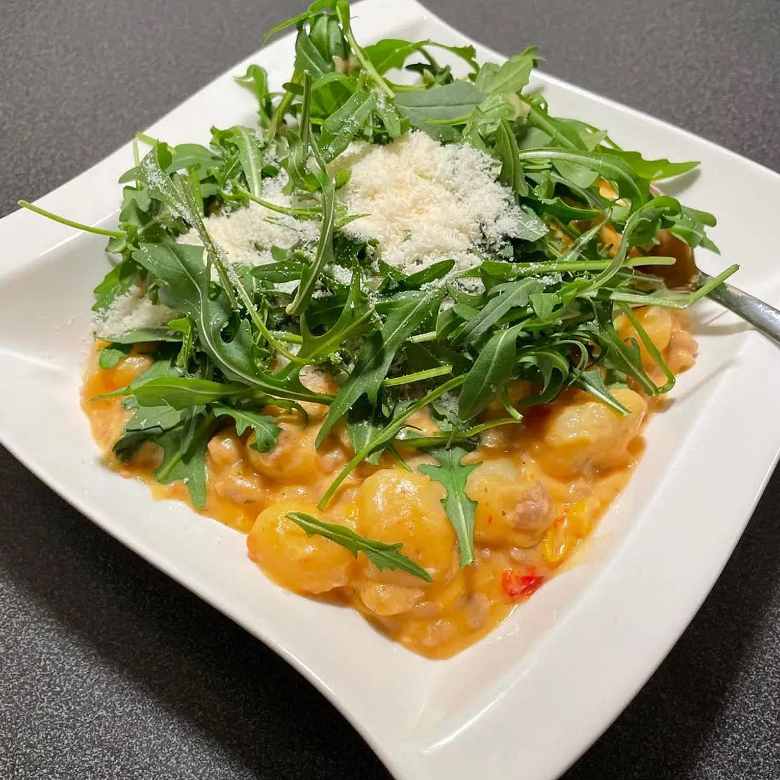 Mediterrane One-Pot Hackfleisch-Gnocchi Pfanne