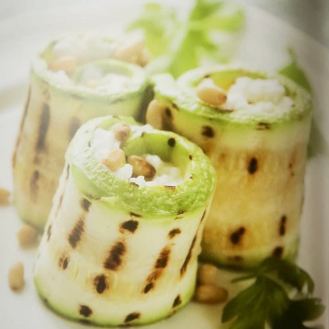 Zucchiniröllchen mit Hüttenkäse