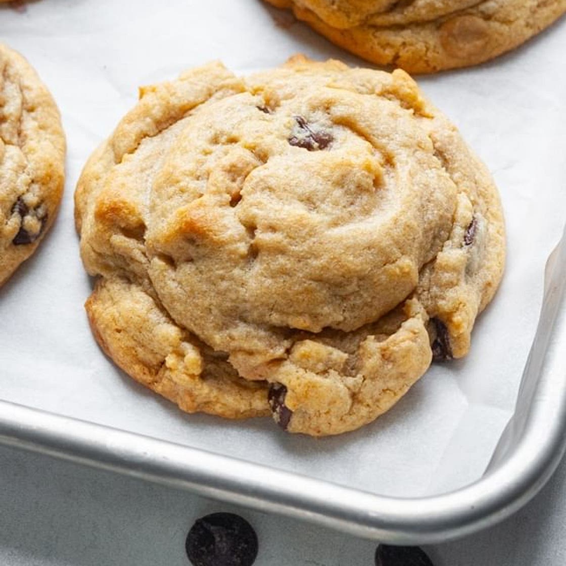 There are few things better than chocolate and peanut butter! These peanut butter cookies are thick, chewy and gooey. They’re loaded with peanut butter flavor. This recipe is quick, easy and always a favorite. Gluten Free! . . . https://organicallyaddison.