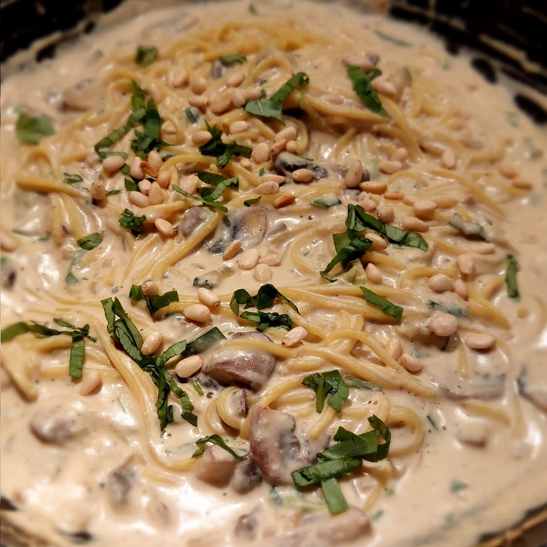 Nudeln mit cremiger Champignonsoße (vegane Béchamelsauce)