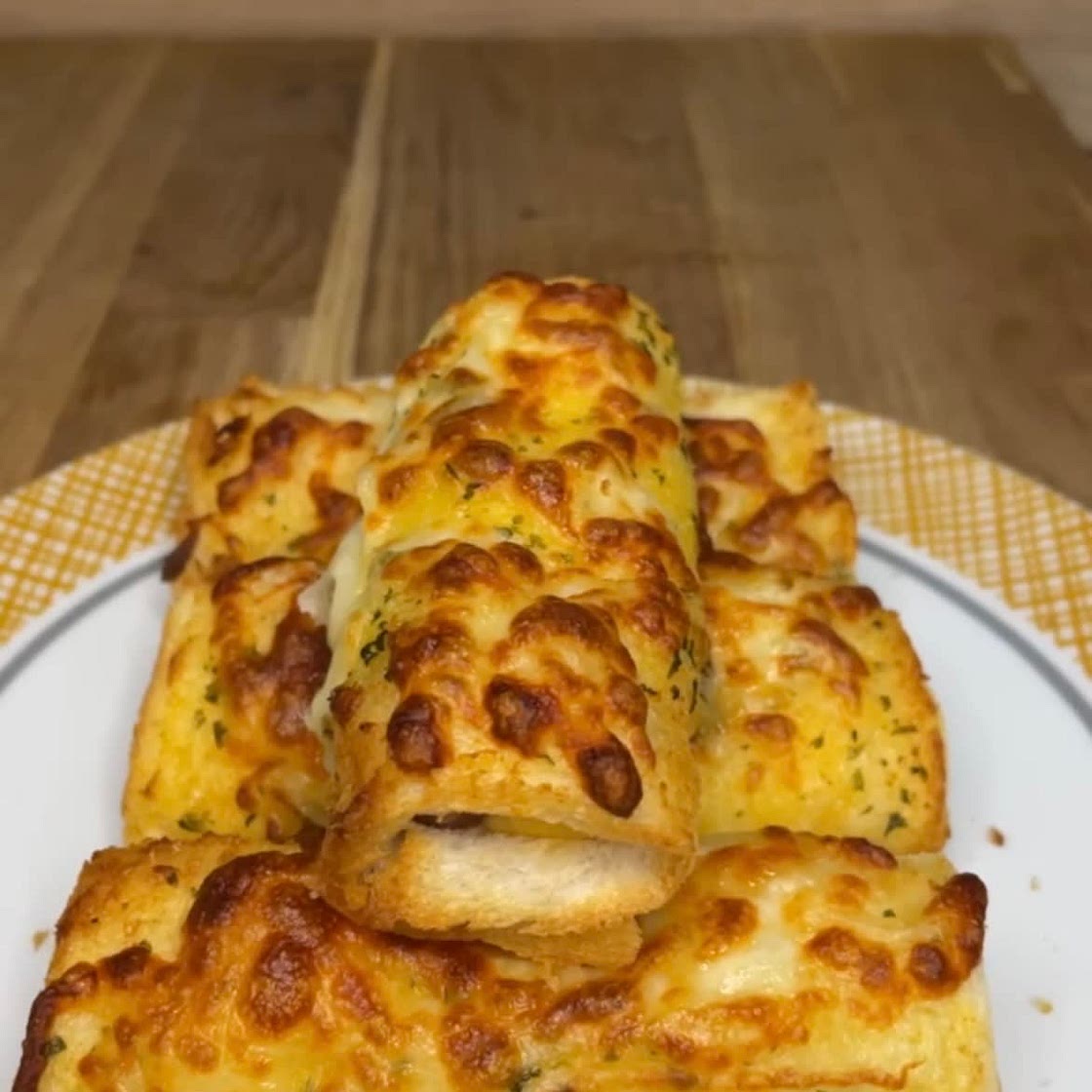 Cheese garlic pepperoni bites 