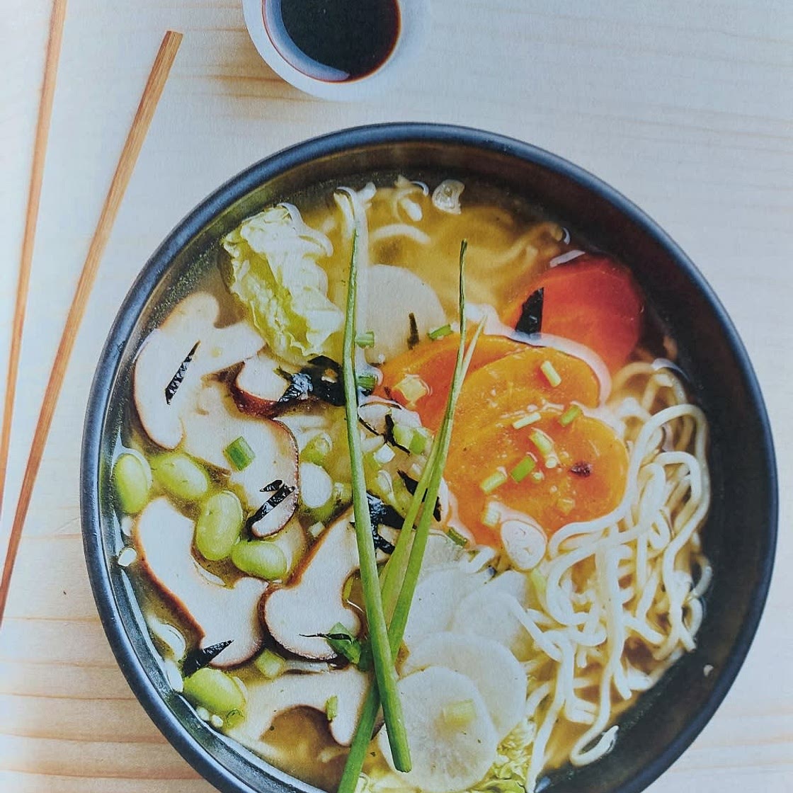 Ramen, shiitakes et légumes