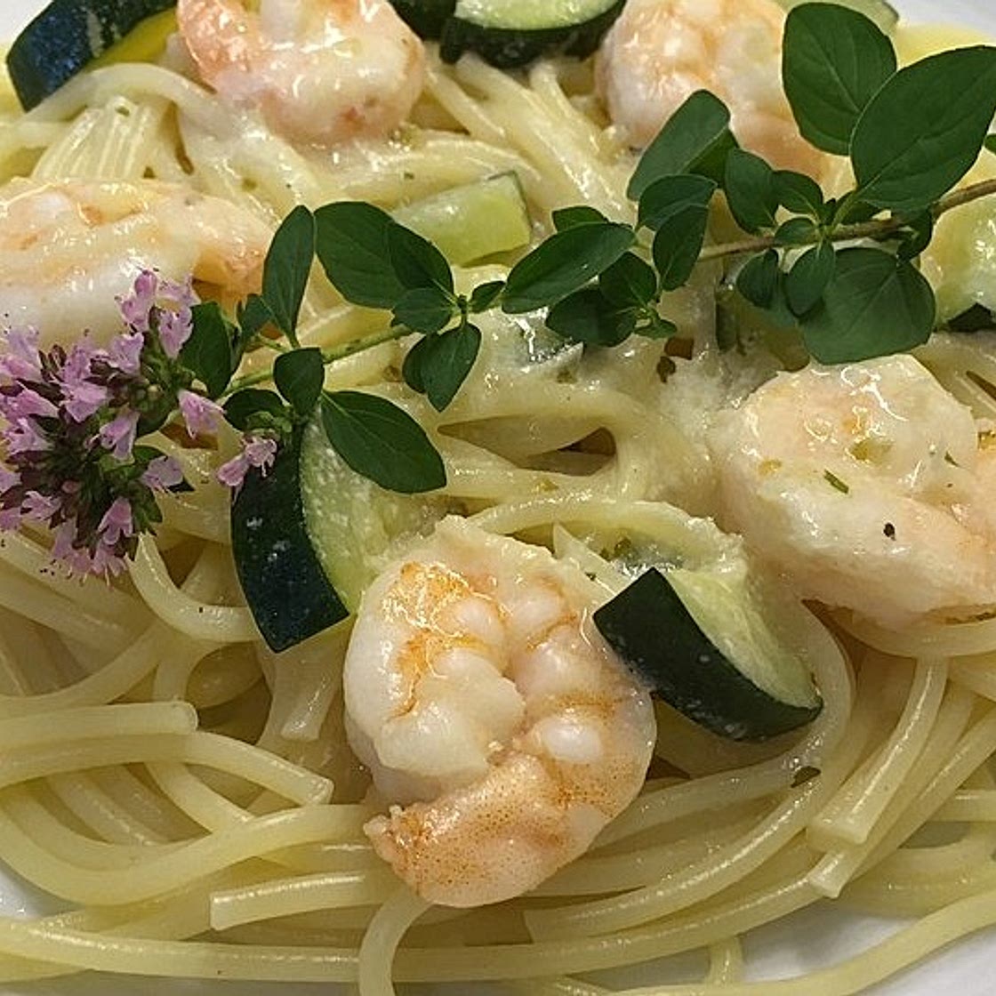 Spaghetti in Zucchini-Shrimps Sahnesauce