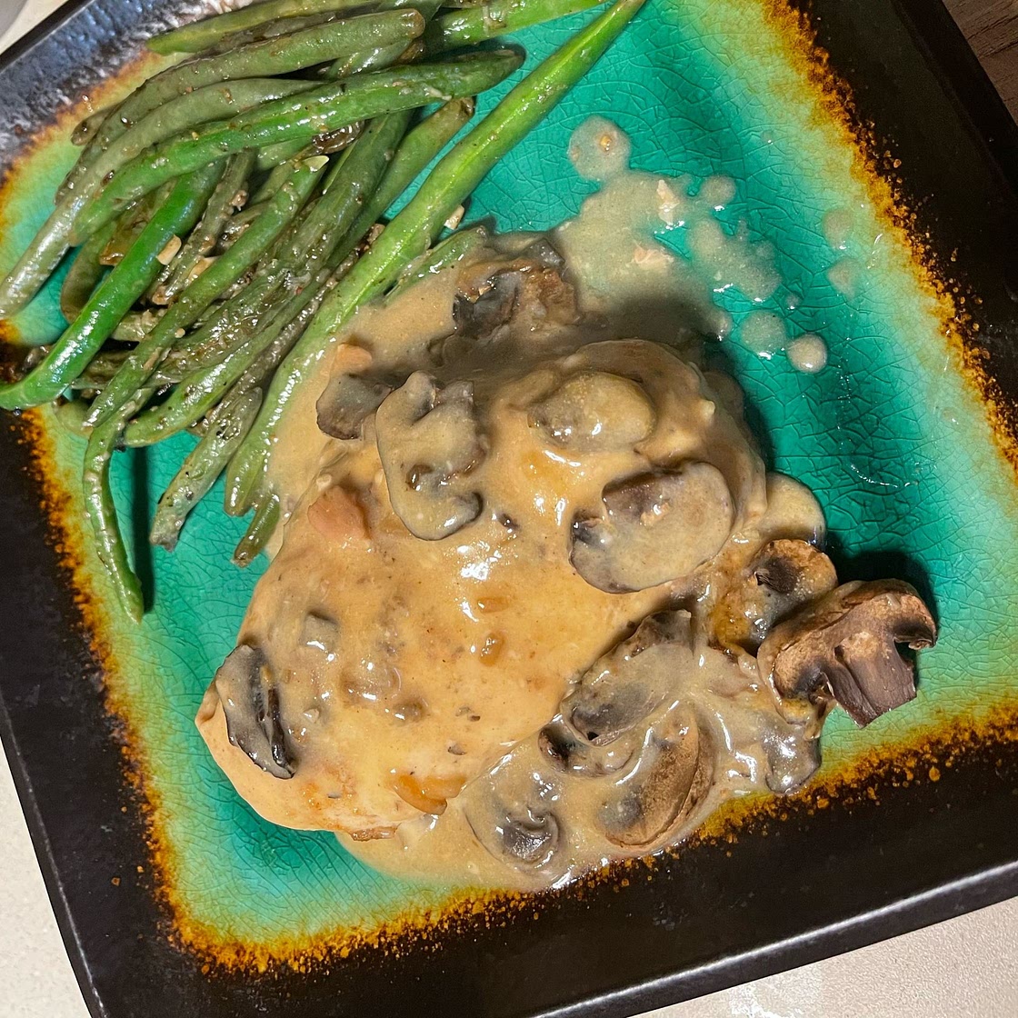 Crock pot smothered chicken with gravy