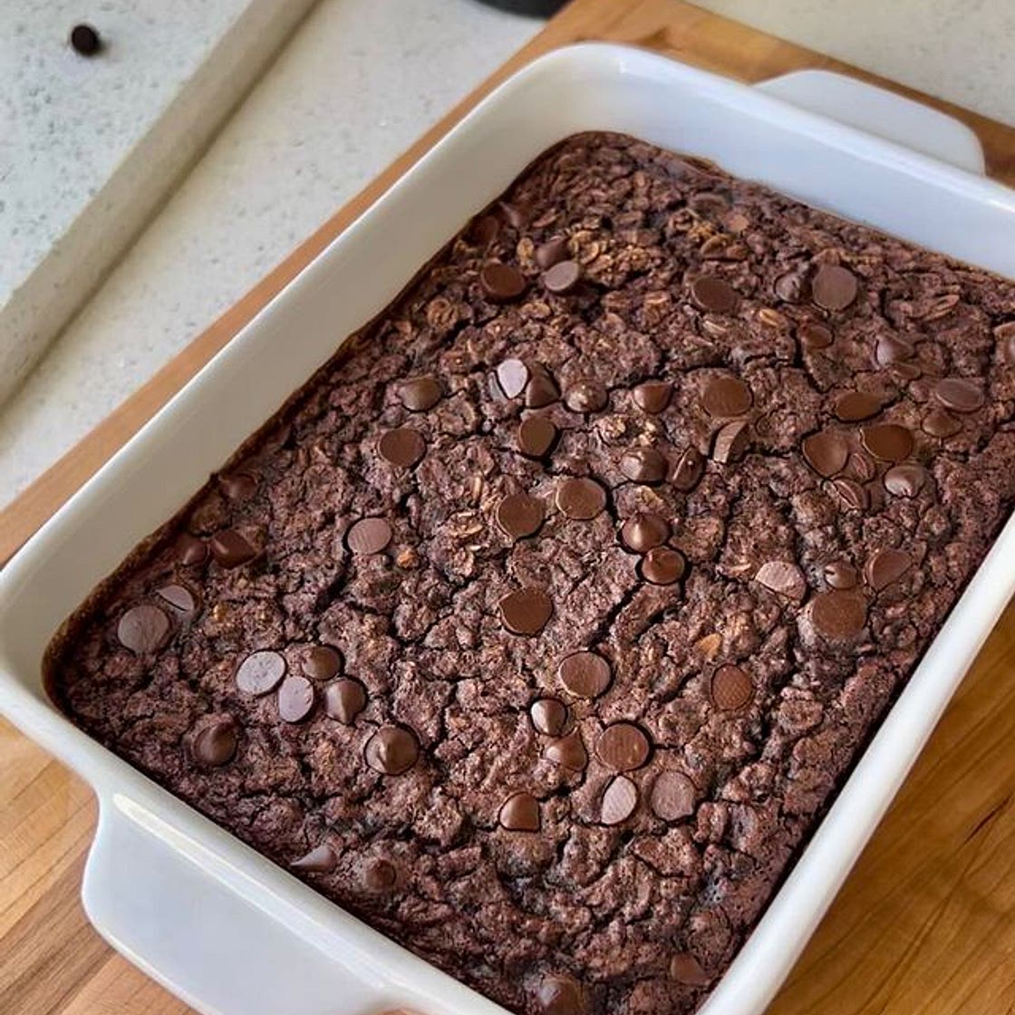 bookmark this vegan BROWNIE BAKED OATMEAL 🤎✨follow for more vegan recipes! Ingredients: 2 cups coconut milk 1/2 cup maple syrup 1/3 cup peanut butter 1 tsp vanilla 2 cups rolled oats 1/4 cup cocoa 1 tsp baking powder 1 tbsp flax pinch of salt 1/3 cup choc