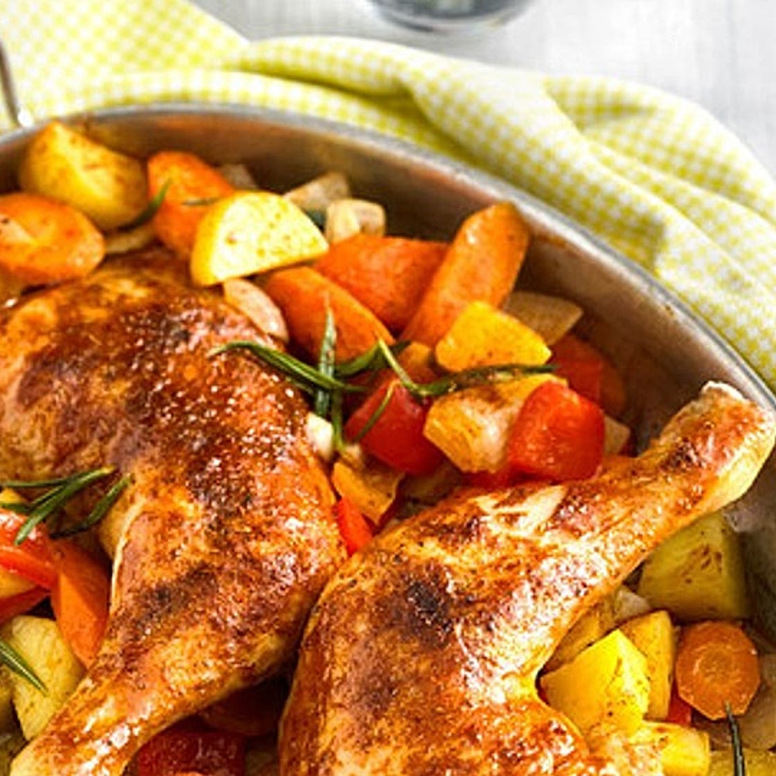 Hähnchenschenkel mit Gemüse und Kartoffeln im Backofen