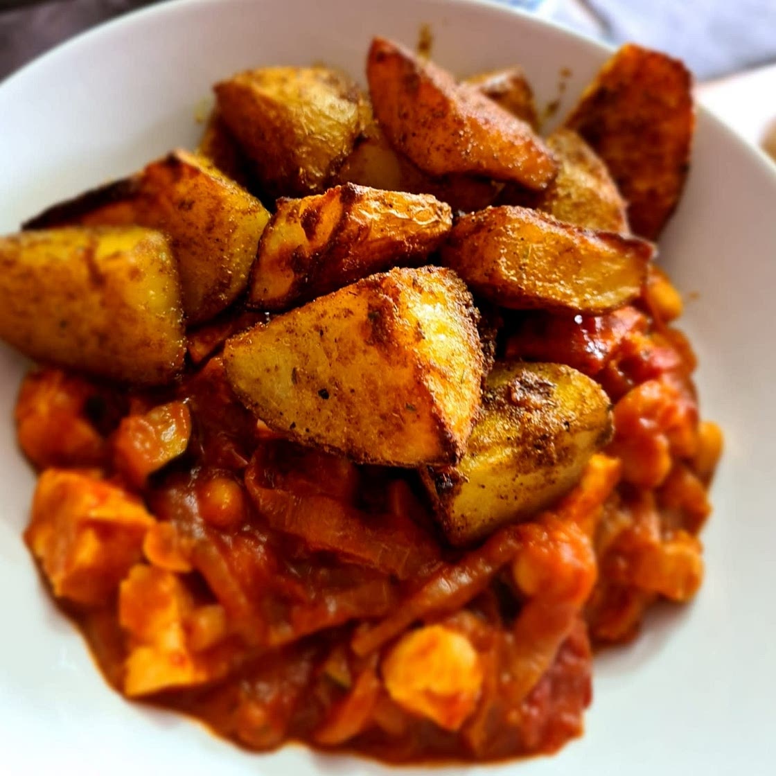 HEARTY VEGETARIAN CURRY WITH CHICKPEAS, AUBERGINES AND HALLOUMI