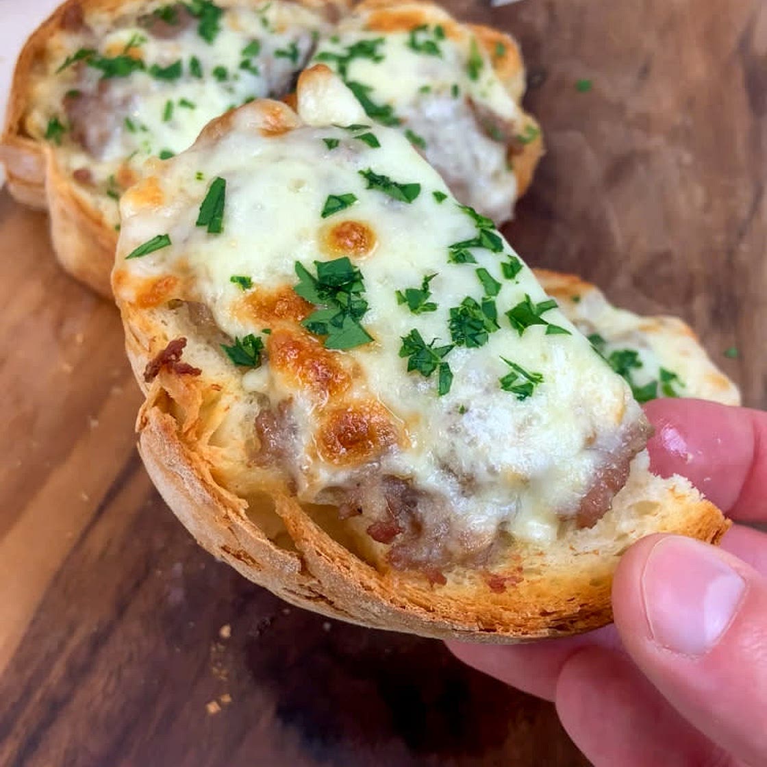 CHEESY SAUSAGE BRUSCHETTA 