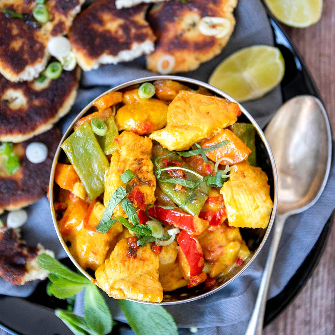 Ketogenes Hähnchen Curry mit Naan-Brot